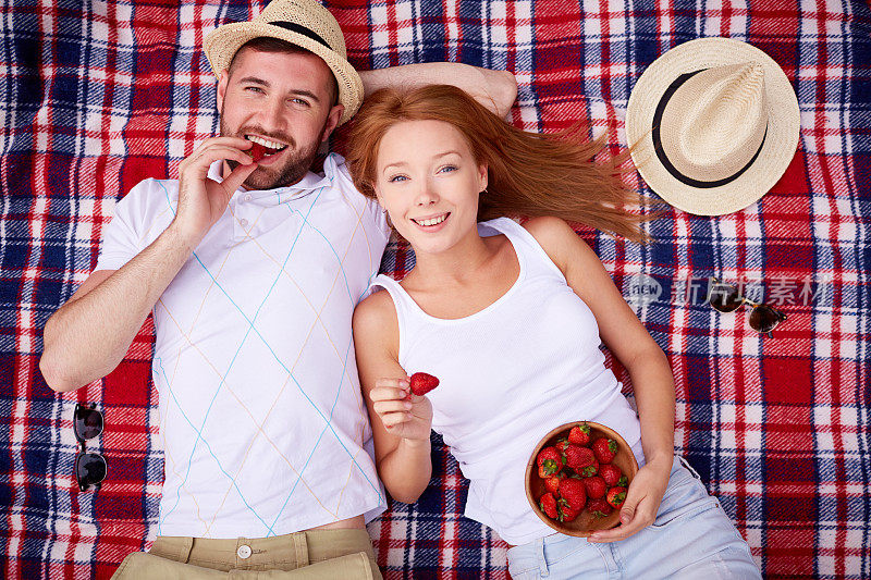 浪漫的草莓野餐
