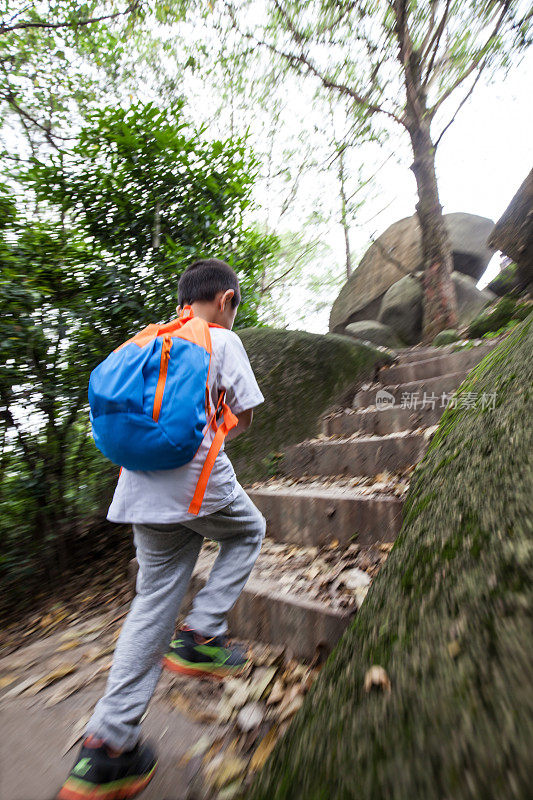 亚洲小孩在山上徒步旅行