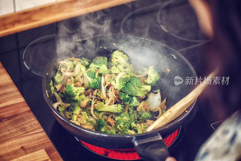 炒饭的蔬菜和鸡肉