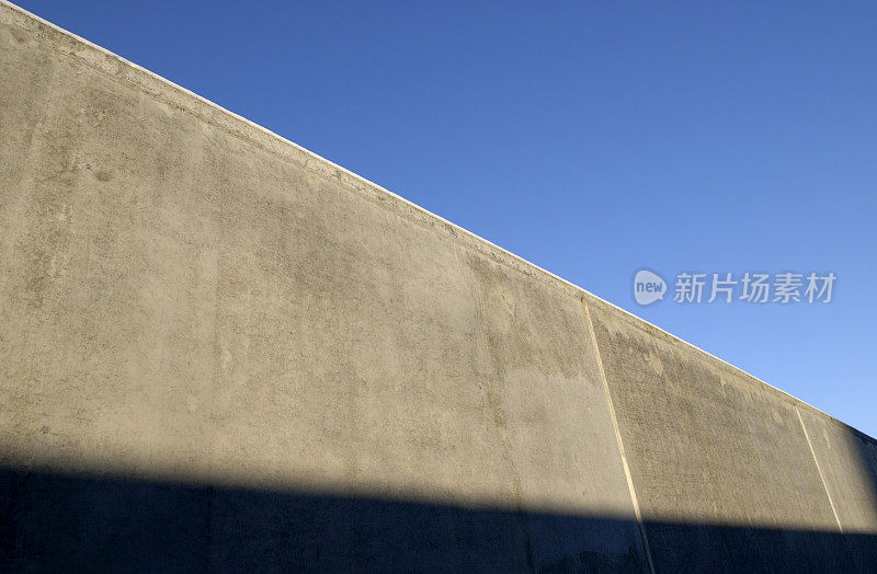 抽象出蓝天的混凝土墙
