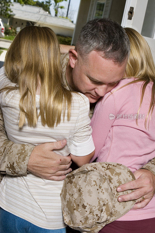 士兵拥抱他的女儿
