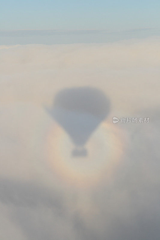 热气球的影子笼罩在云层上