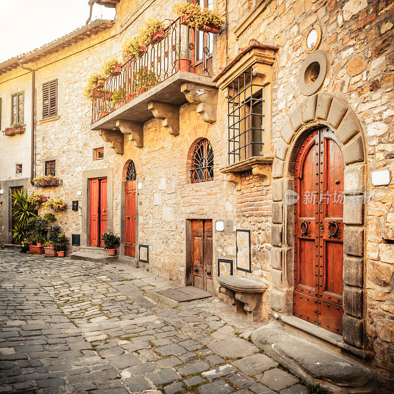 托斯卡纳古意大利村的典型小巷