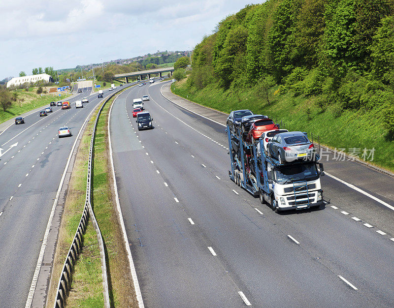 英国高速公路上的汽车运输车