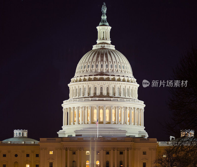 美国国会大厦圆顶在天黑后照明