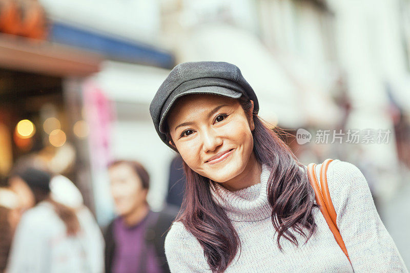 年轻快乐的日本女人