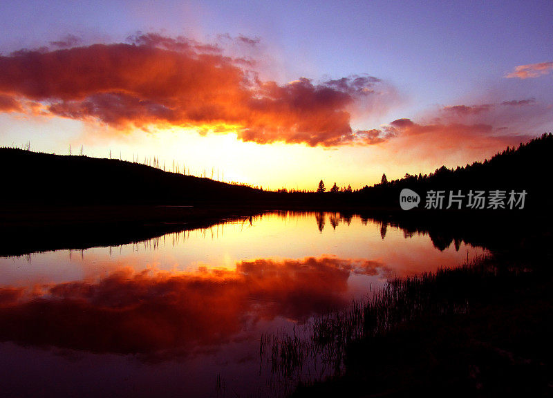 黄石湖日落和反射