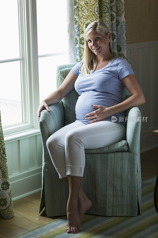 孕妇坐在窗边