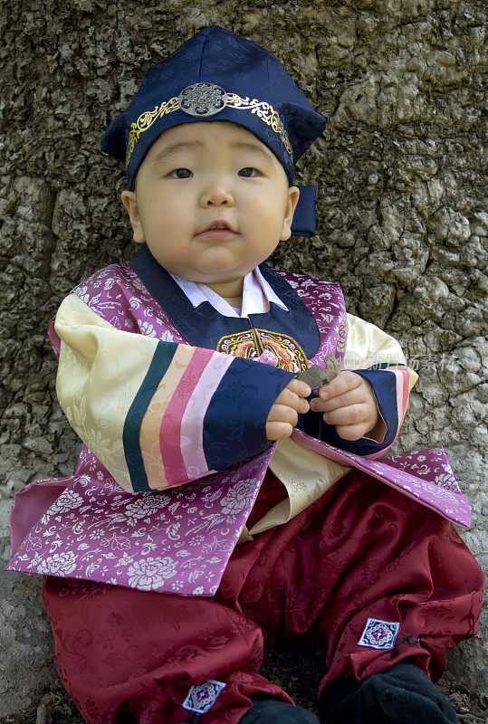 亚洲婴儿男孩，孩子在传统的韩国服装民族服装