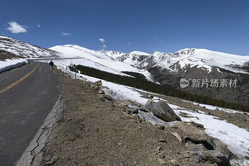 通往科罗拉多州冰雪覆盖的埃文斯山和落基山脉的公路