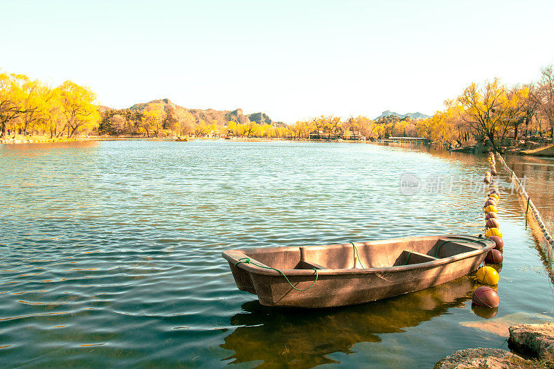 湖面上漂浮的小船
