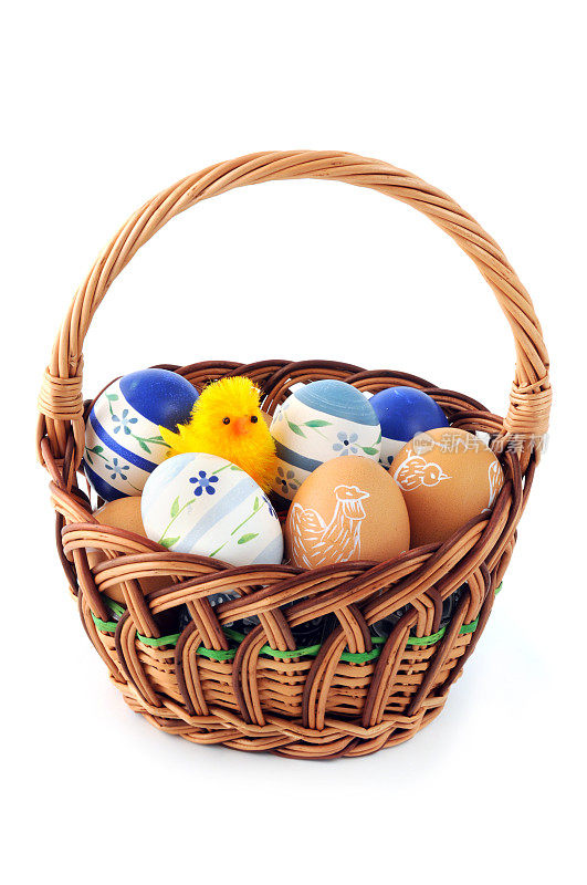 篮子里有一只鸡的复活节蛋