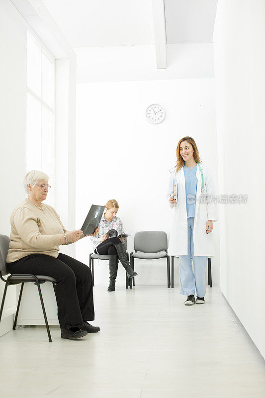 医生和病人在候诊室。