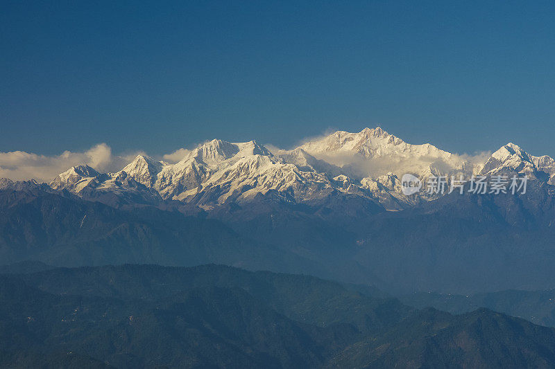 干城章嘉峰位于喜马拉雅山脉的大吉岭