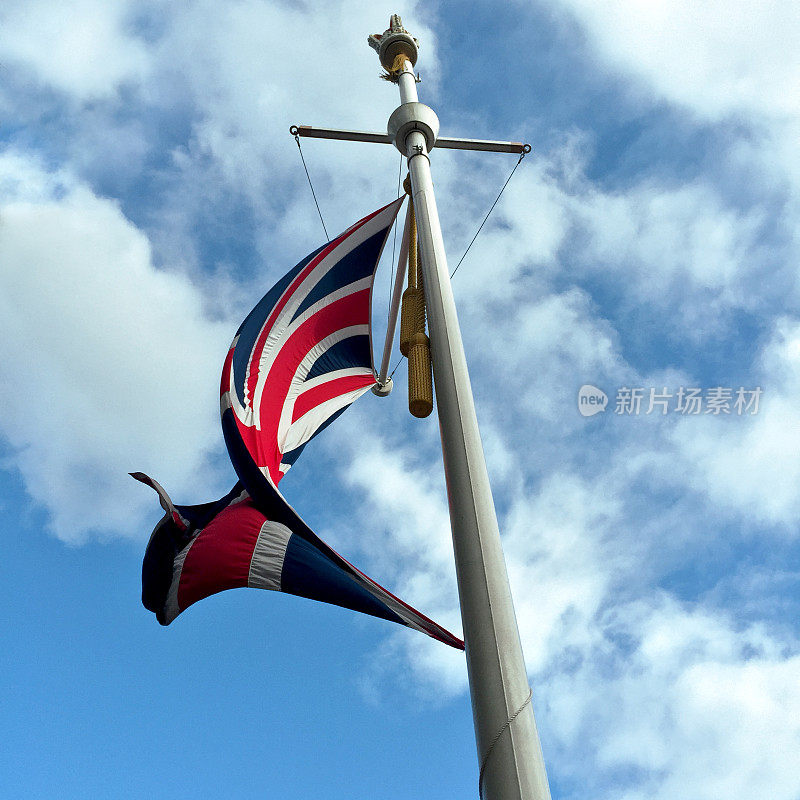 在商业街悬挂着一面英国国旗