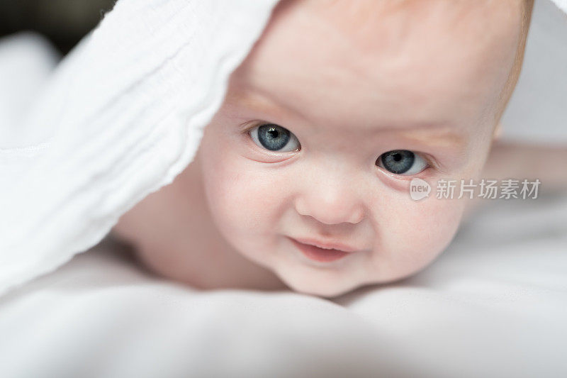 白色毯子下的漂亮宝宝