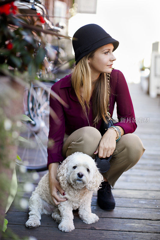 一个年轻女人和她的狗。