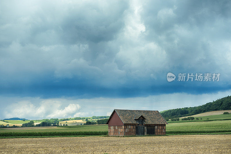 一场即将来临的雷雨下的旧谷仓