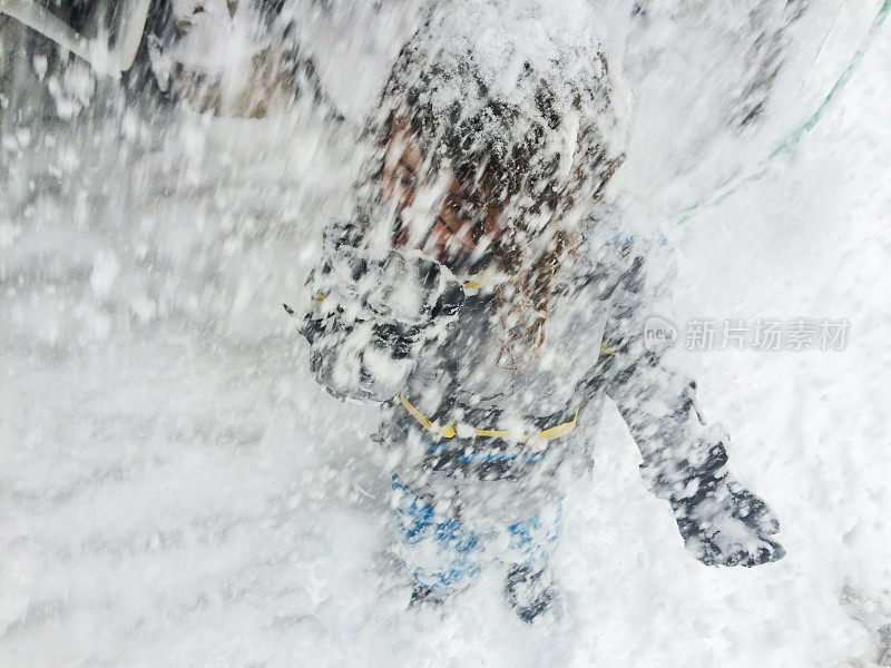 孩子们在暴风雪中玩耍