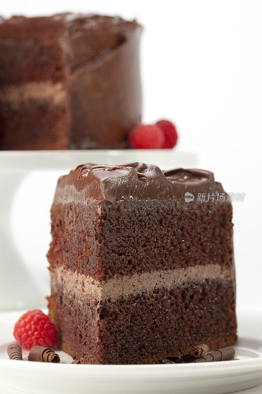 垂直的巧克力蛋糕上有3个覆盆子