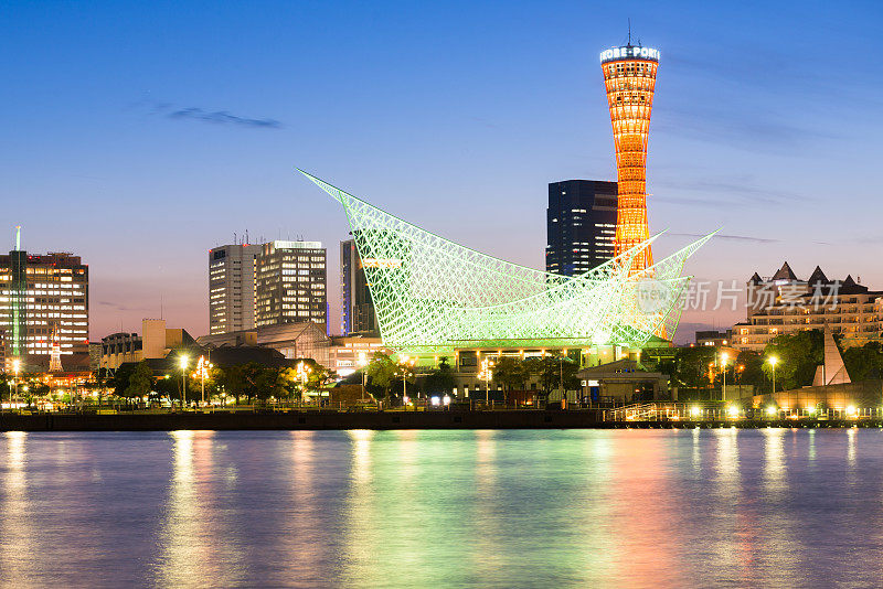 黄昏时分，日本神户港