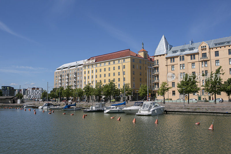 芬兰赫尔辛基港口旁的老建筑