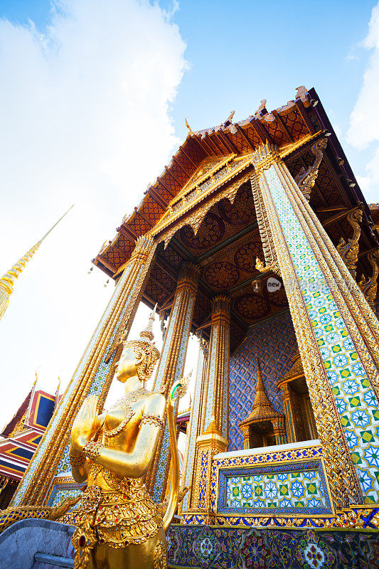 金色泰国守卫雕像和皇家万神殿
