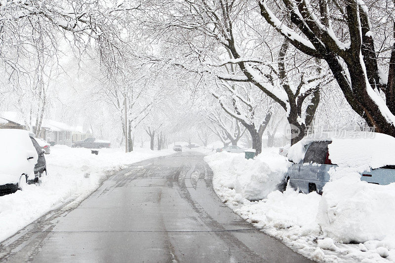 在一场主要的冬季暴风雪中扫荡街区街道