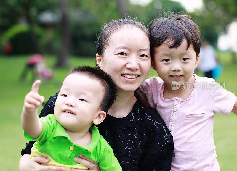 幸福的亚洲家庭