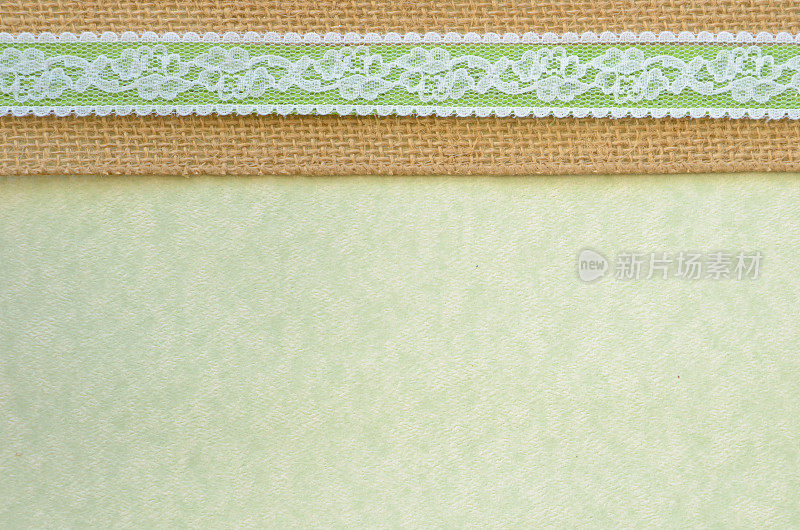 绿色纸与白色花边和粗麻布边界