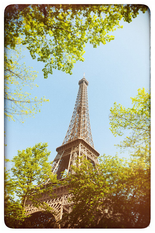 巴黎埃菲尔铁塔的复古色彩风格照片