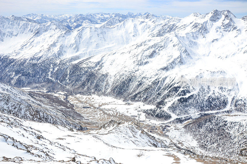 senales冰川上的雪山山峰