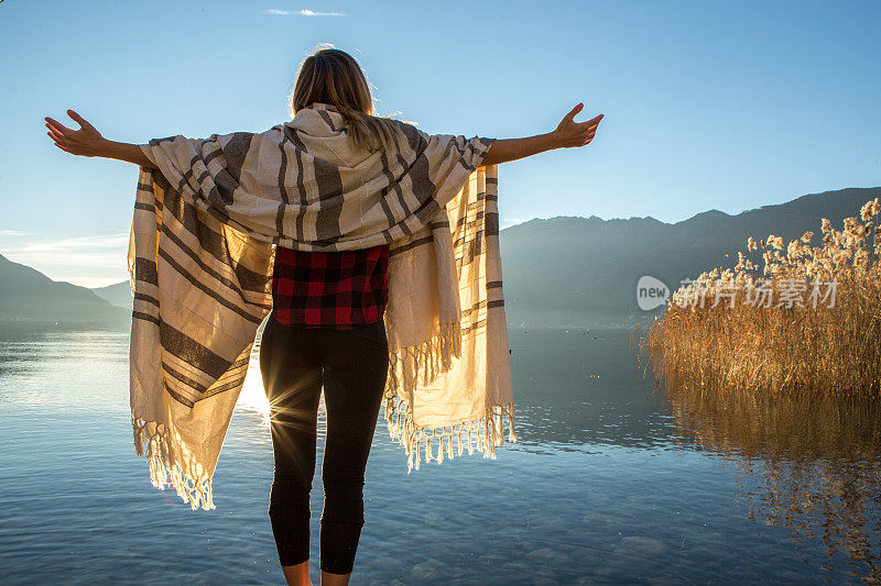 年轻女子拥抱自然，高山湖泊