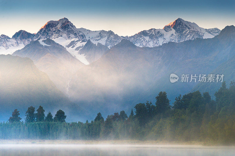 新西兰马锡森湖的库克山