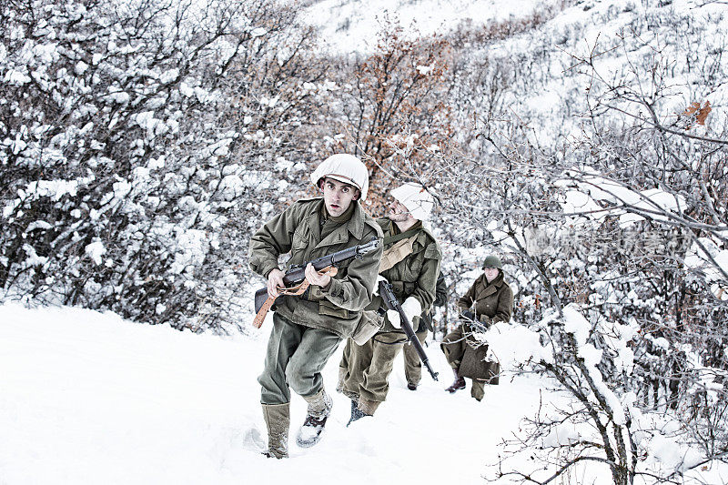 第二次世界大战的美国步兵在雪地上巡逻