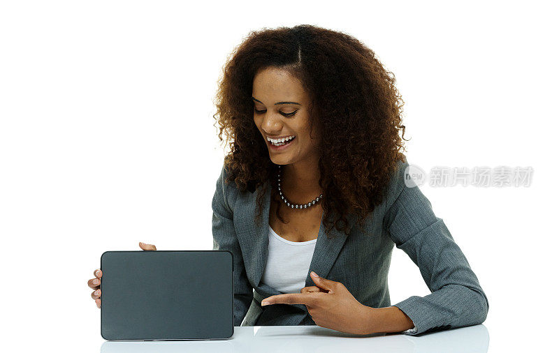 微笑的女商人指着平板电脑