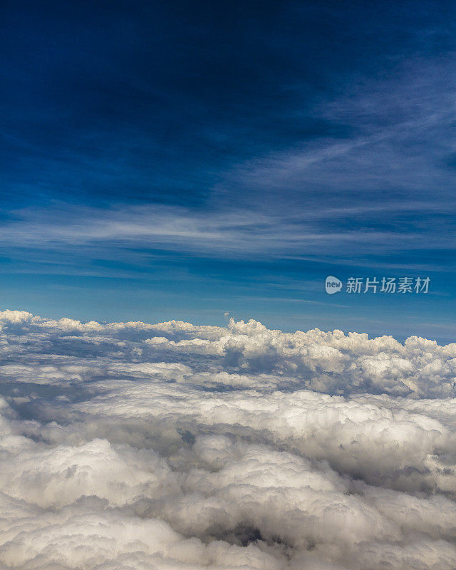 在巴拿马上空，一幅从飞机窗口拍摄的云图。