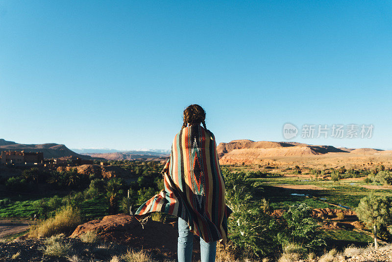 女人看风景的山谷在山