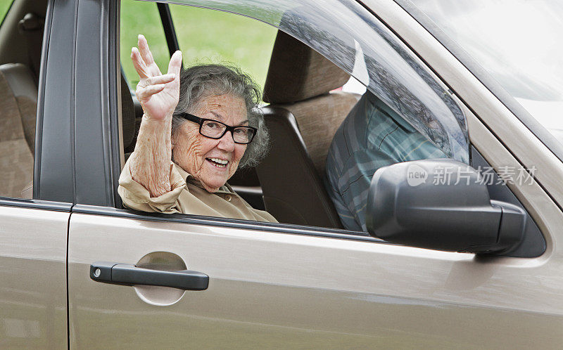 老妇人在车窗外挥手