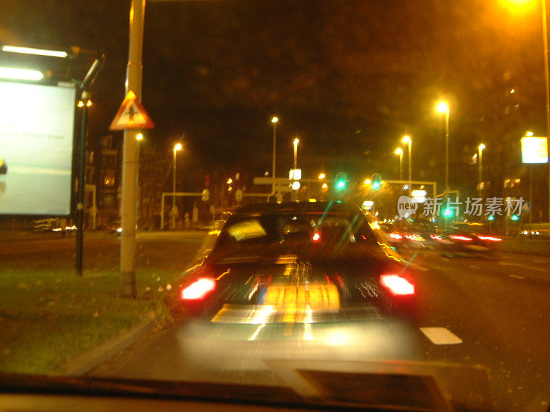 汽车在红绿灯前停下
