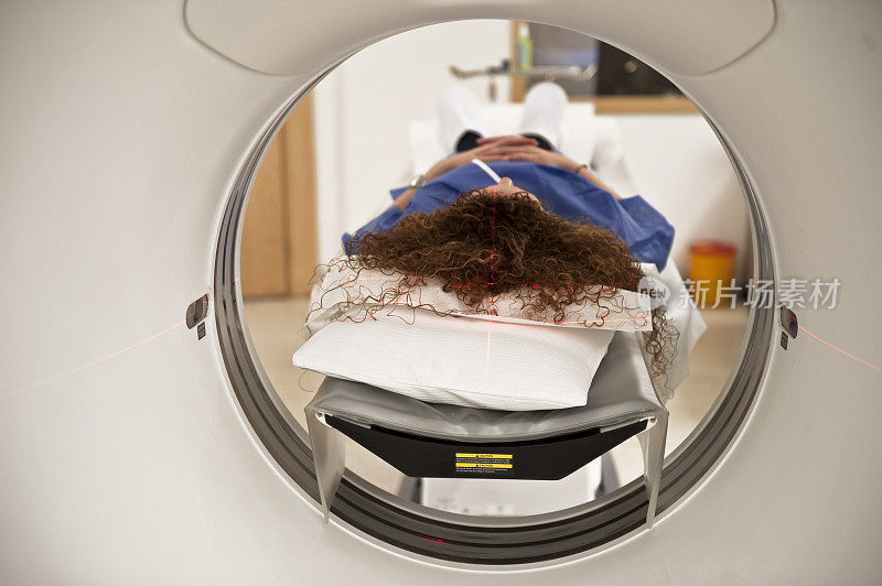 病人躺在CT扫描平台上，后视图