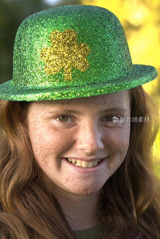 爱尔兰红发雀斑脸女孩，儿童和圣帕特里克节帽子