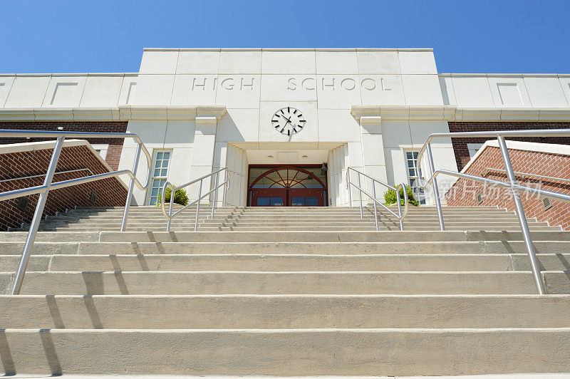 仰望通往高中入口的台阶