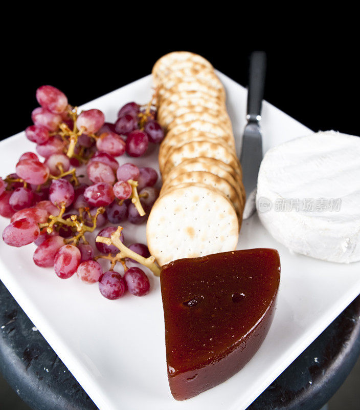 奶酪拼盘欧洲大陆食物卡芒贝尔葡萄。