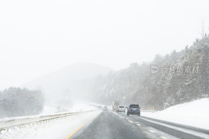 在暴风雪中开车