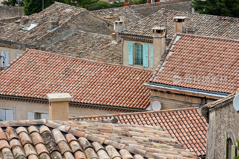 法国南部Grignan村的屋顶