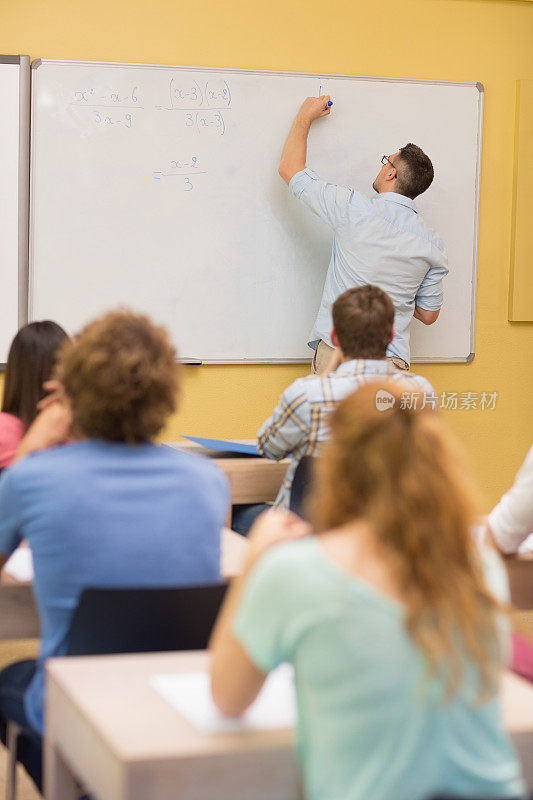 老师在白板上写字