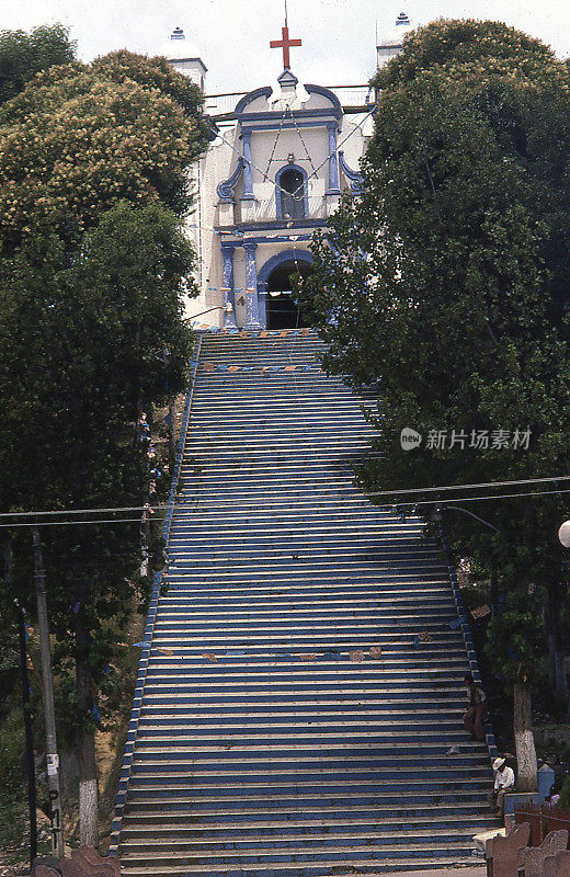 墨西哥圣克里斯托巴教堂的大楼梯