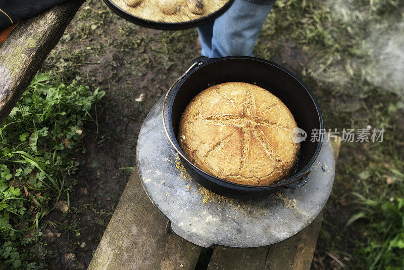 在野餐锅里准备乡村面包