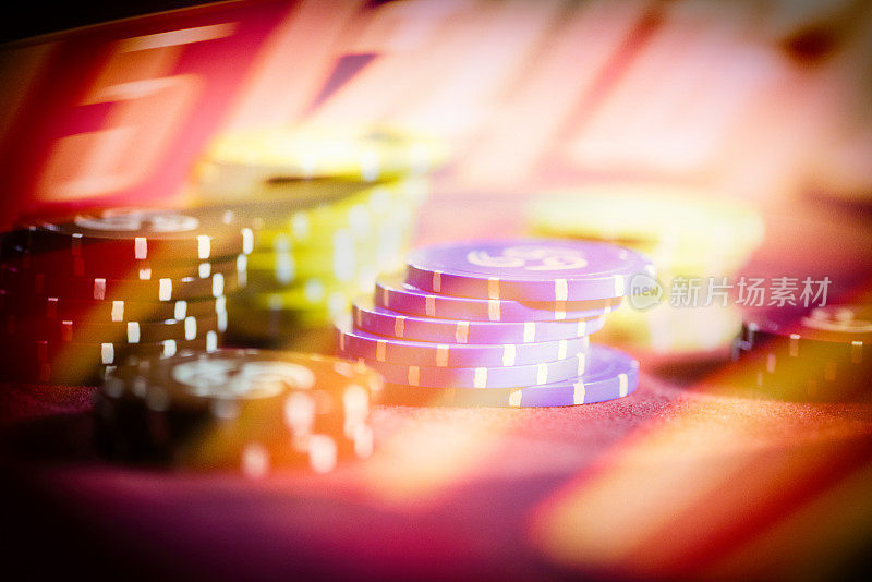 轮盘赌和成堆的赌场筹码在赌博桌上